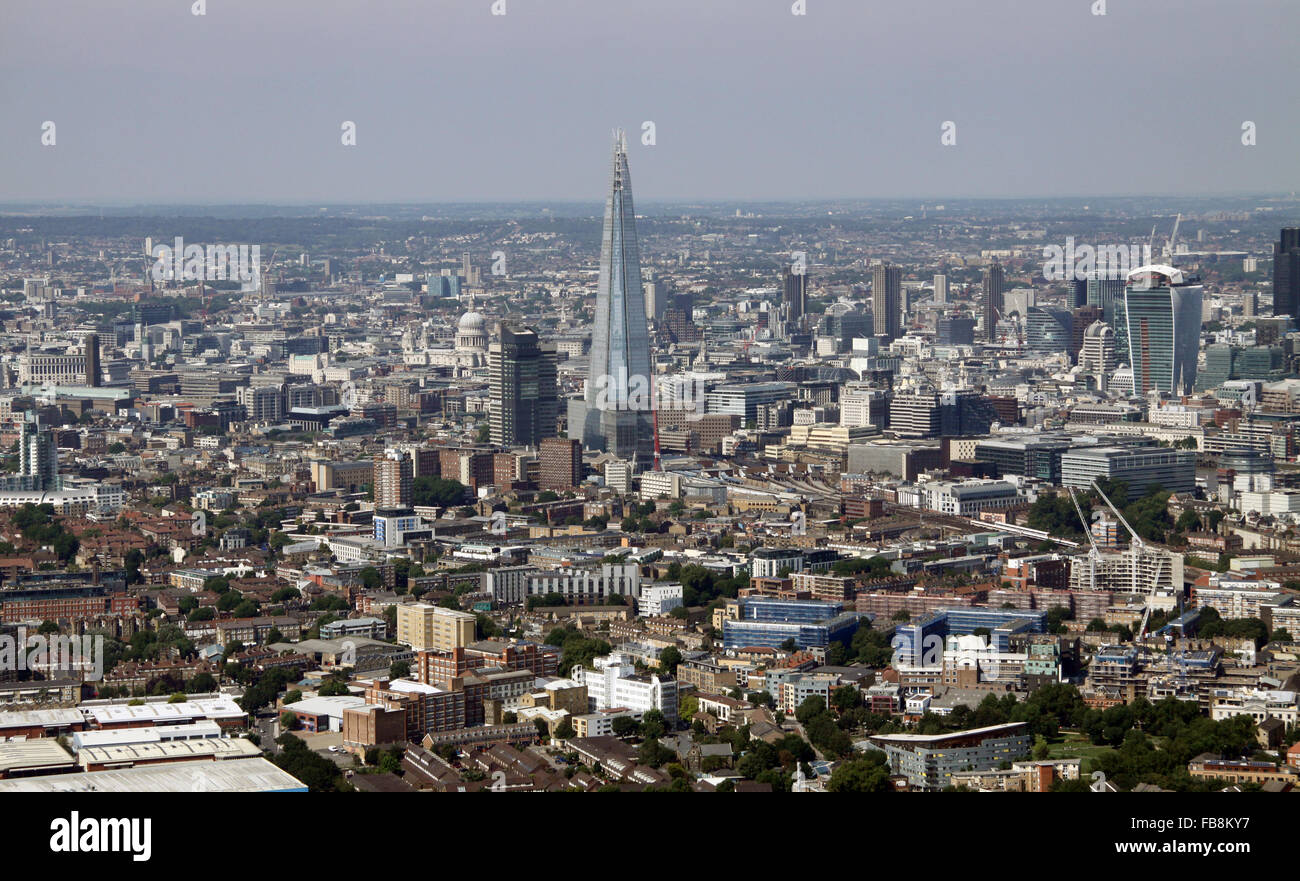 Il long range vista aerea attraverso Southwark verso la Shard, London, Regno Unito Foto Stock