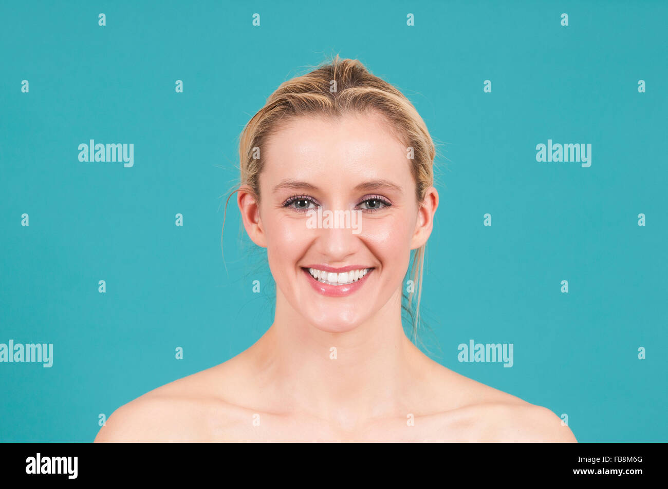 Felice giovane donna sorridente Foto Stock