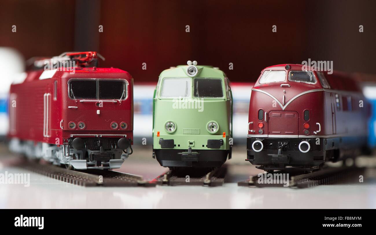 Sonneberg, Germania. Xii gen, 2016. Modello di locomotori con lo scartamento del binario di dimensione H0 sono in mostra in una conferenza stampa del modello di treno fabbricante Piko Spielwaren GmbH in Sonneberg, Germania, 12 gennaio 2016. Direttore generale della società Rene Wilfer diede un briefing sullo sviluppo delle vendite in tutta l'anno passato. Foto: SEBASTIAN KAHNERT/dpa/Alamy Live News Foto Stock