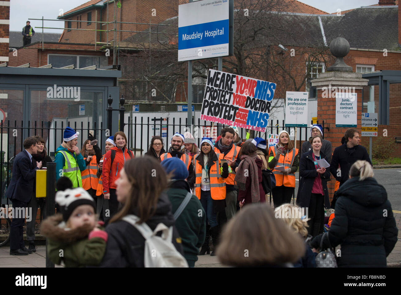 Londra, Regno Unito. Il 12 gennaio 2016. Servizio sanitario nazionale (NHS) Junior medici sotto il banner della British Medical Association (BMA) uomo un picchetto fuori linea il Maudsley Hospital di Camberwell, a sud di Londra. Un giorno di sciopero è al di sopra di retribuzione e di condizioni di lavoro, la prima di tali azioni industriali nel corso di quarant'anni. Credito: RichardBaker/Alamy Live News Foto Stock