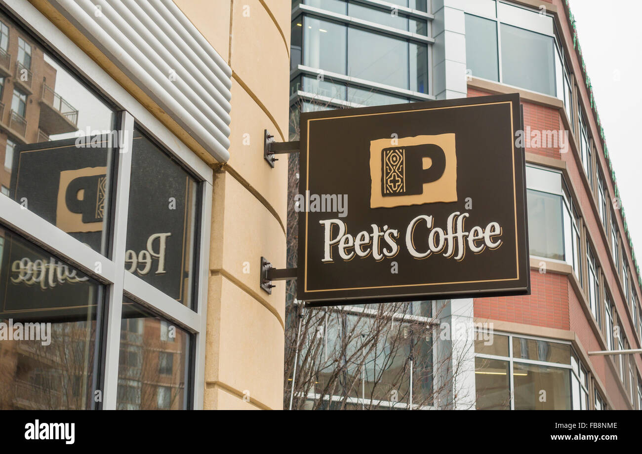 ARLINGTON, VIRGINIA, STATI UNITI D'AMERICA - Peet's Coffee shop segno nel Clarendon quartiere. Foto Stock