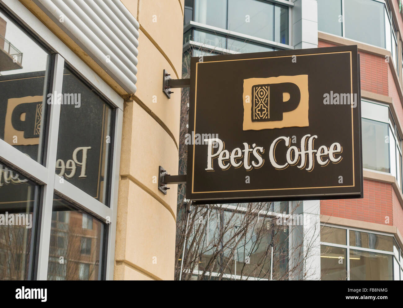 ARLINGTON, VIRGINIA, STATI UNITI D'AMERICA - Peet's Coffee shop segno nel Clarendon quartiere. Foto Stock