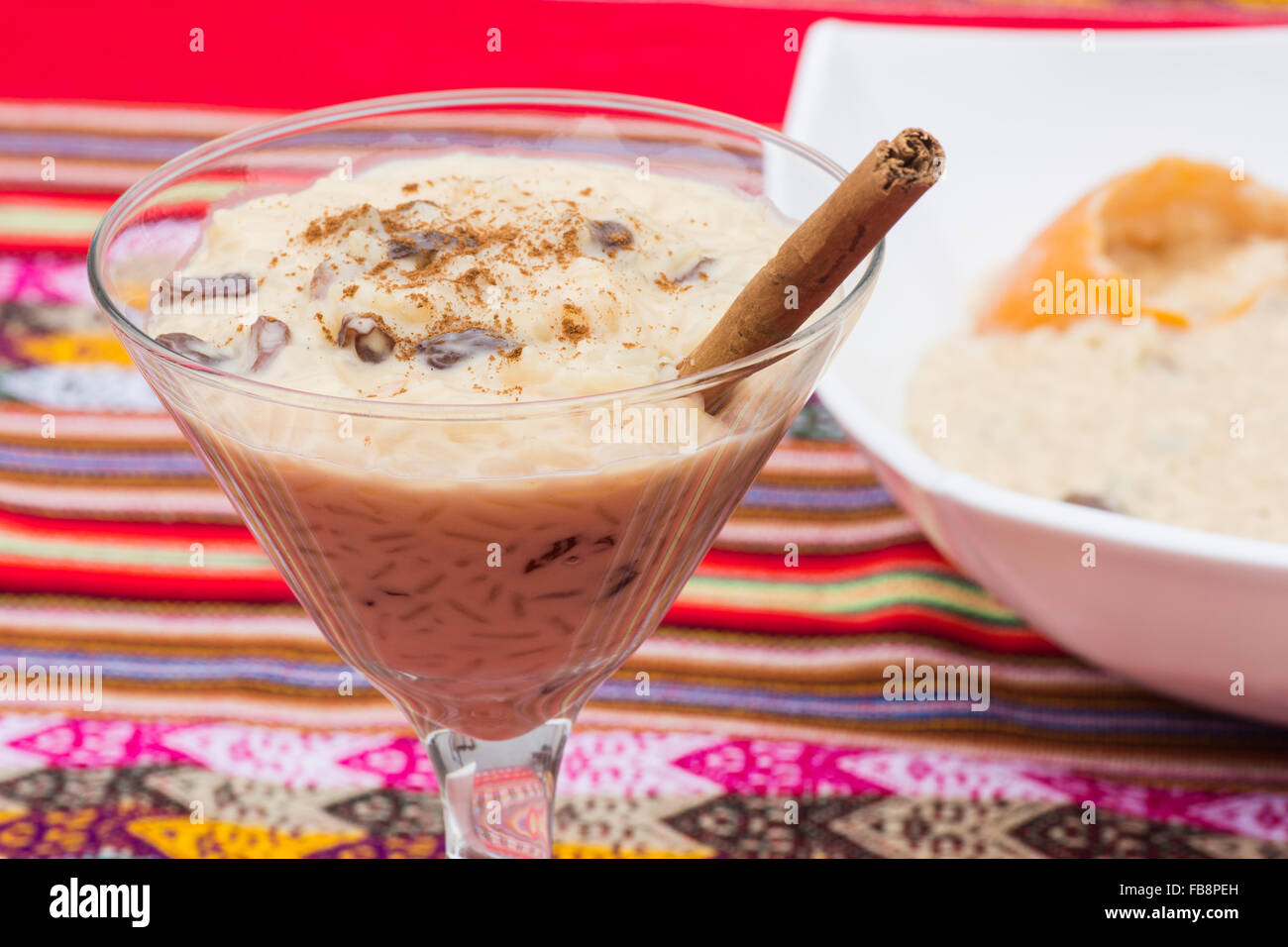 Arroz con leche - tipico dessert peruviano realizzato dal riso e dolce latte condensato Foto Stock