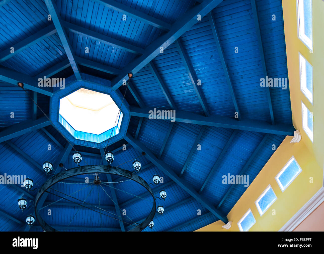 Il profondo blu del tetto. Colorazione blu sul lato inferiore del costruito in legno del tetto. Foto Stock