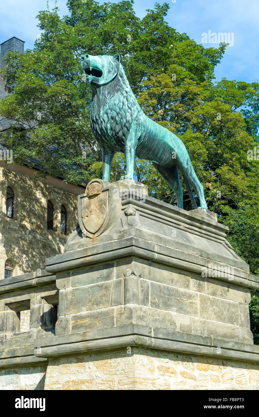 Replica di Brunswick Lions statua in bronzo, Palazzo Imperiale (Kaiserpfalz), Goslar, Harz, Bassa Sassonia, Germania, Foto Stock