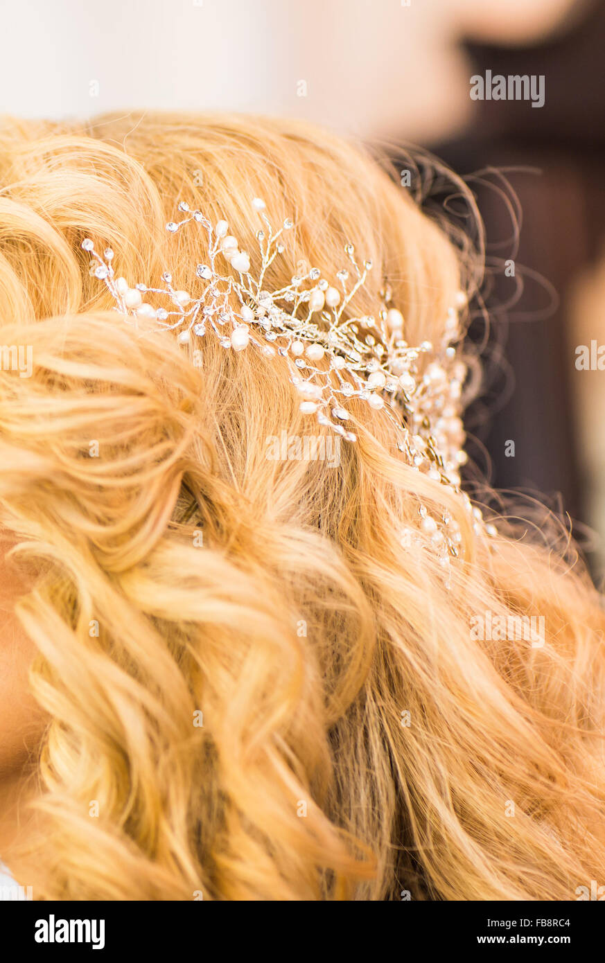 Sposa capelli, ideate con un ornamento dei capelli. Accessori per matrimoni  Foto stock - Alamy