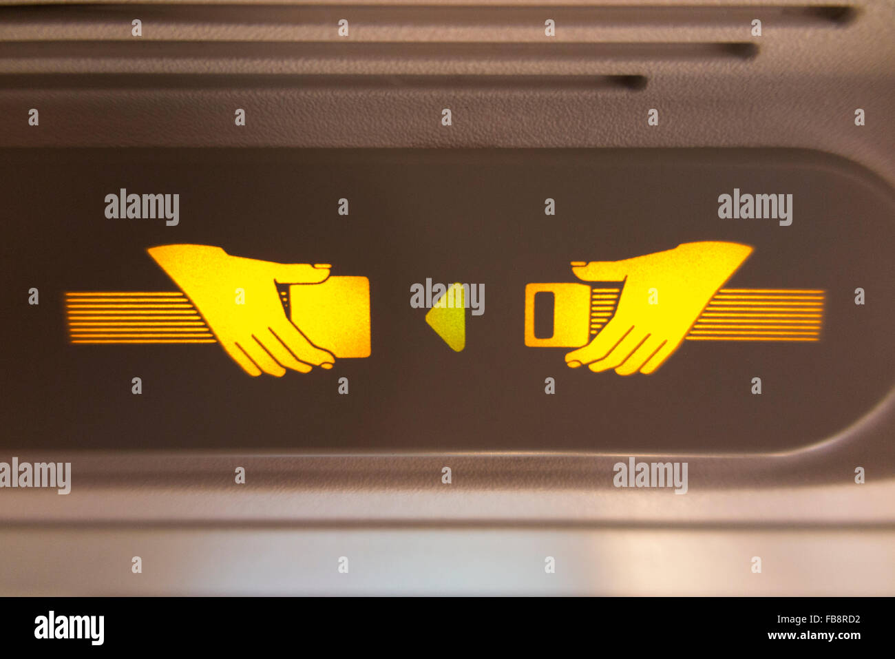Aeromobile "allacciare la cintura di sicurezza Cintura di sicurezza /'  insegna luminosa accesa e illuminati durante un volo a bordo di un aereo320  / aeroplano / aereo Foto stock - Alamy
