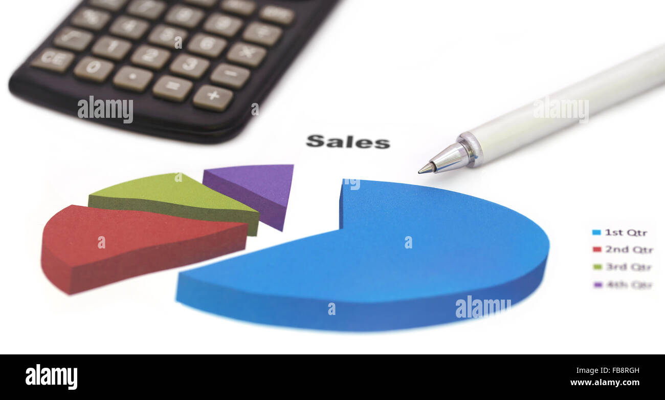 Grafico delle vendite con una penna a sfera in argento e calcolatrice su sfondo bianco Foto Stock