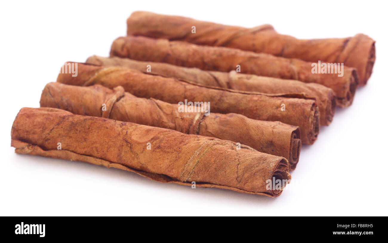 Laminati di foglie di tabacco su sfondo bianco Foto Stock