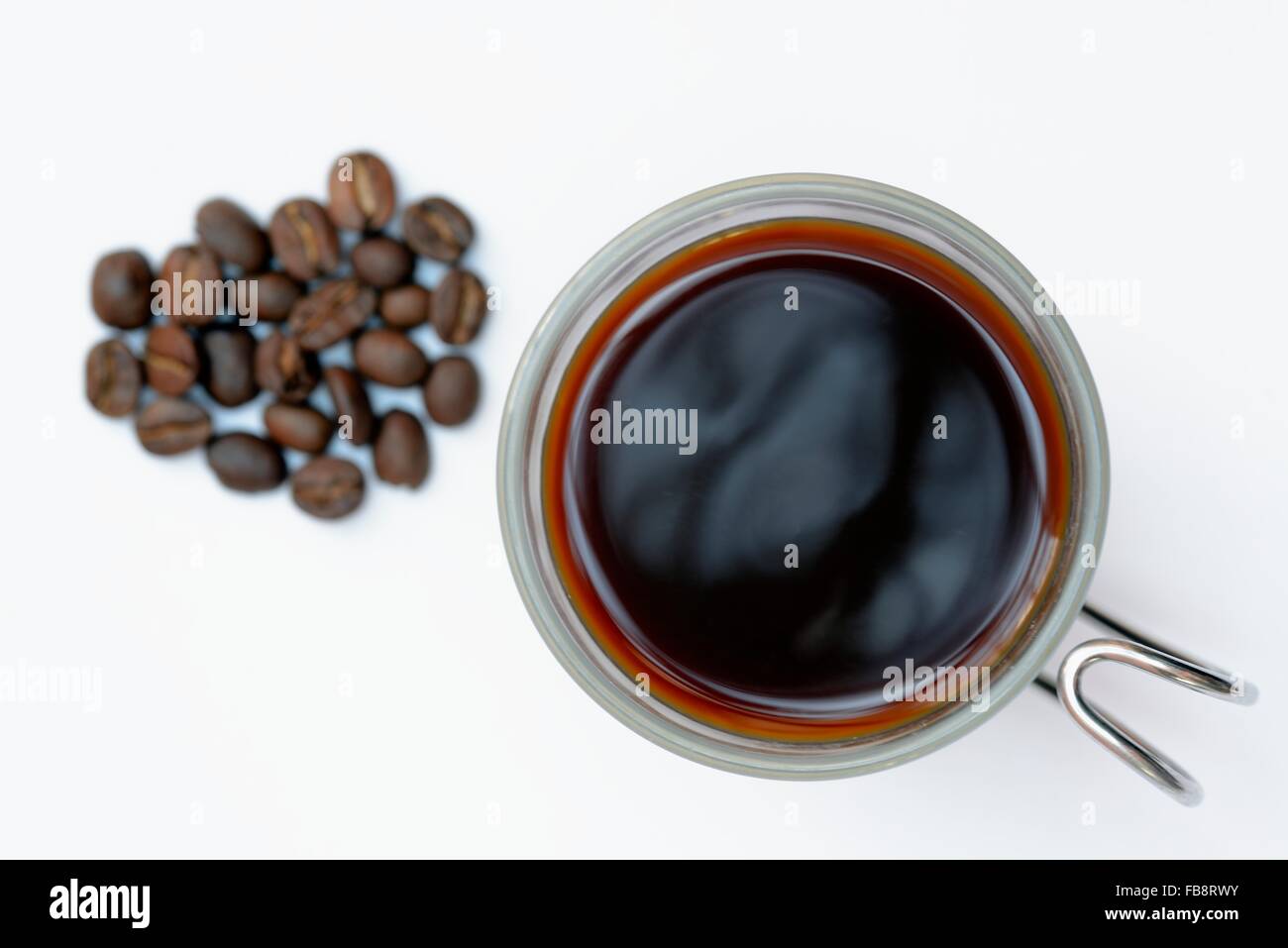 Anteprima salva per un lightbox Trova immagini simili Condividi Stock Photo: tazza di caffè con caffè in grani Foto Stock