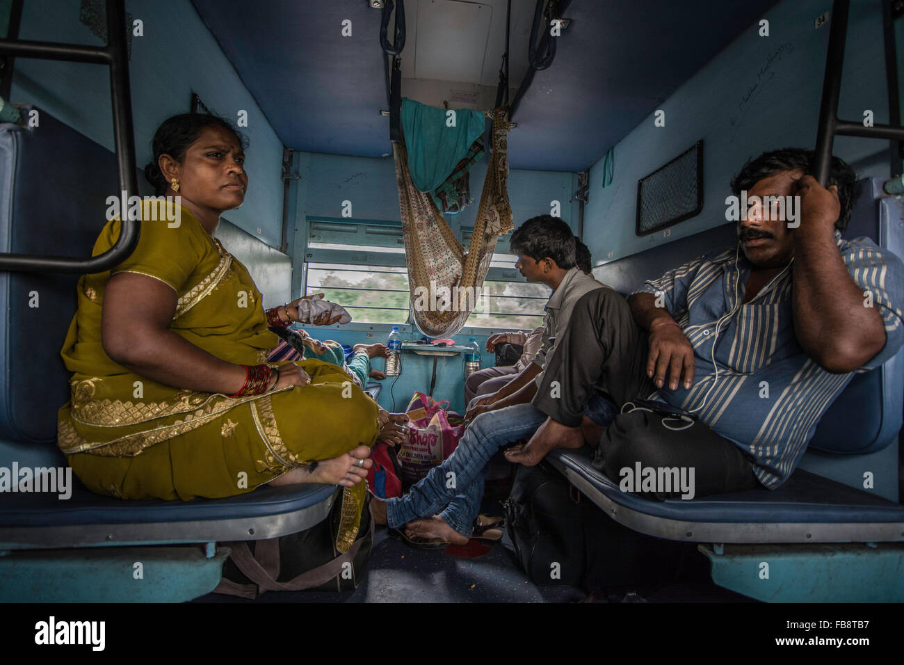 I passeggeri su un Indiano treno delle ferrovie. Foto Stock