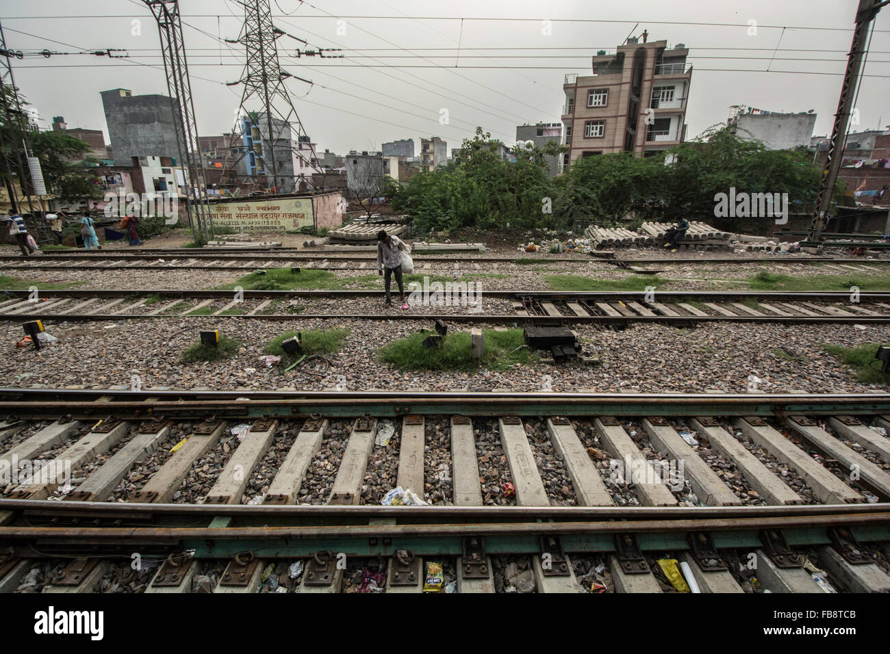 Raccoglitore di rifiuti lungo i binari del treno. India Ferrovie. India. Foto Stock