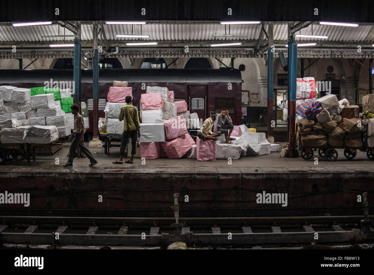 Passeggeri in stato di stop o di attesa per il treno in stazione ferroviaria. Ferrovie indiano, India. Foto Stock