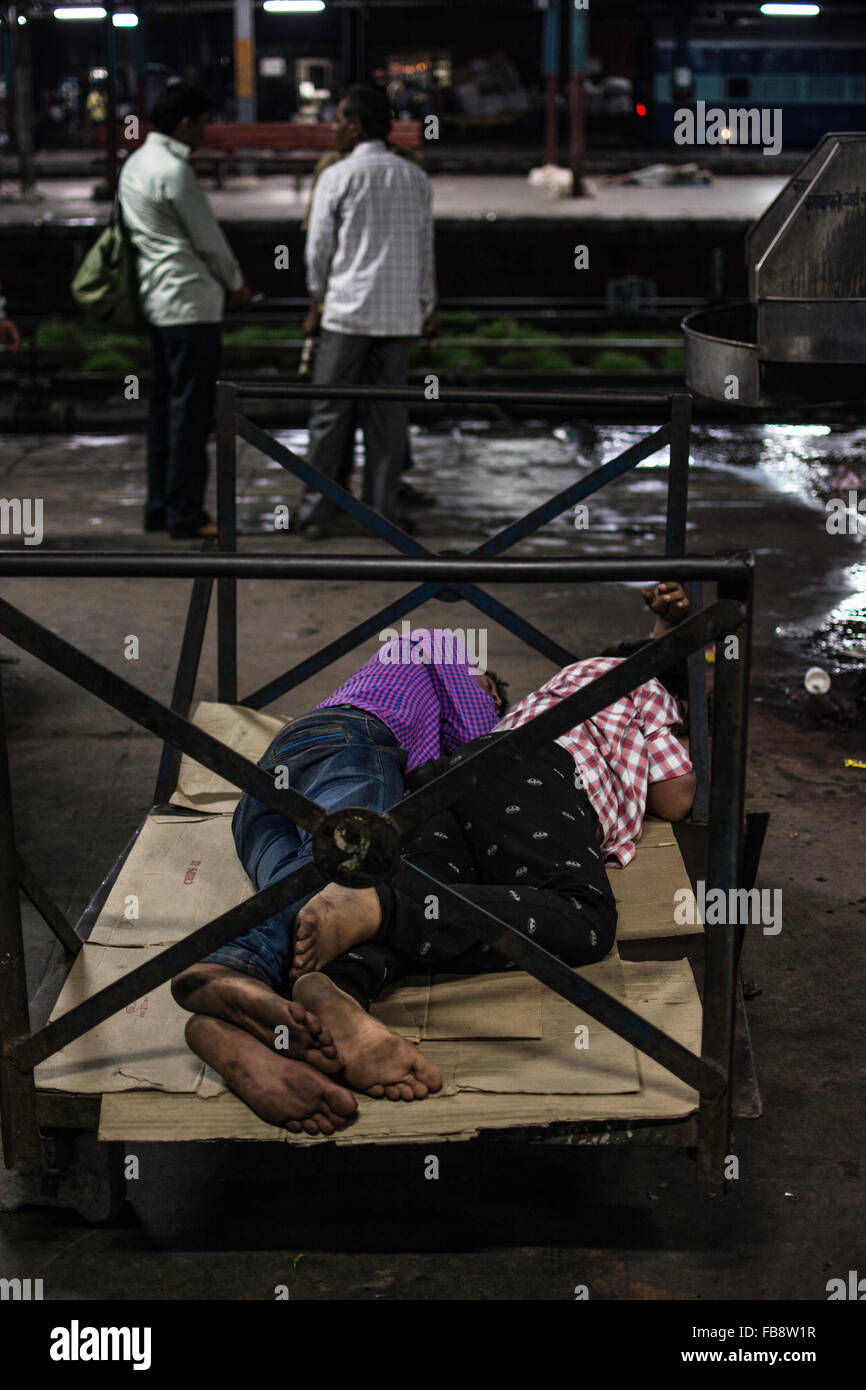 Passeggeri in stato di stop o di attesa per il treno in stazione ferroviaria. Ferrovie indiano, India. Foto Stock