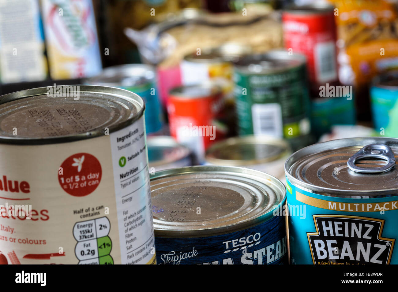Prodotto alimentare in banca alimentare ripostiglio pronto per essere imballato per la distribuzione. Foto Stock