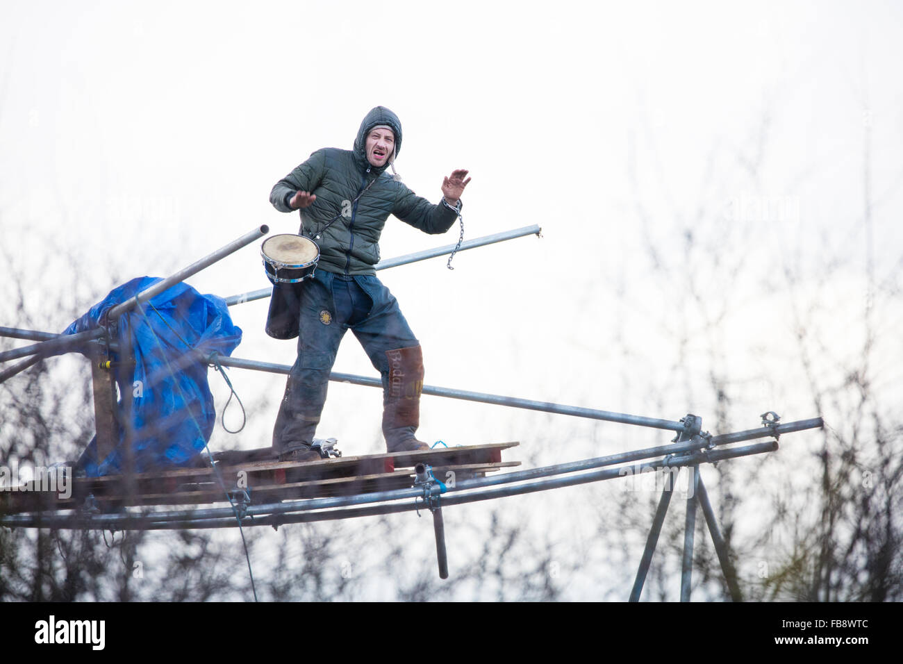 Upton, Cheshire. Xii gen, 2016. Protestor su una torre la riproduzione di un tamburo come ufficiali giudiziari e policemove a sfrattare i camp. Credito: Jason Smalley / Alamy Live News Foto Stock