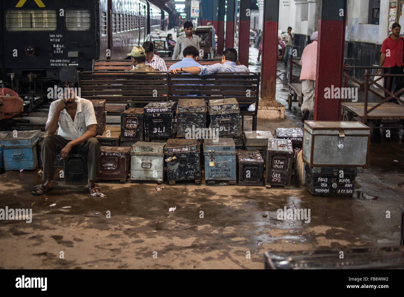 Passeggeri in stato di stop o di attesa per il treno in stazione ferroviaria. Ferrovie indiano, India. Foto Stock