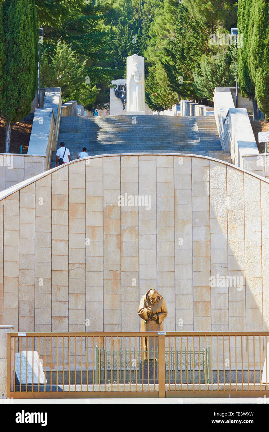 Statua in bronzo di Padre Pio da Francesco Messina a piedi di la Via Crucis)  San Giovanni Rotondo Puglia Italia Foto stock - Alamy
