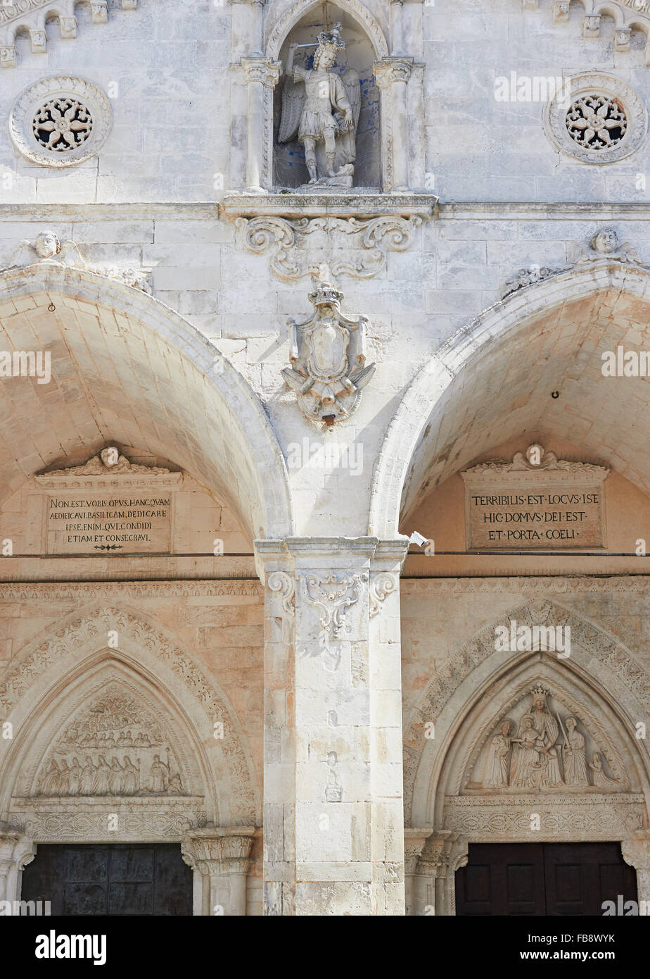 Statua di San Michele sulla facciata di Santaurio di San Michele Monte Sant' Angelo Foggia Puglia Puglia Italia Europa Foto Stock