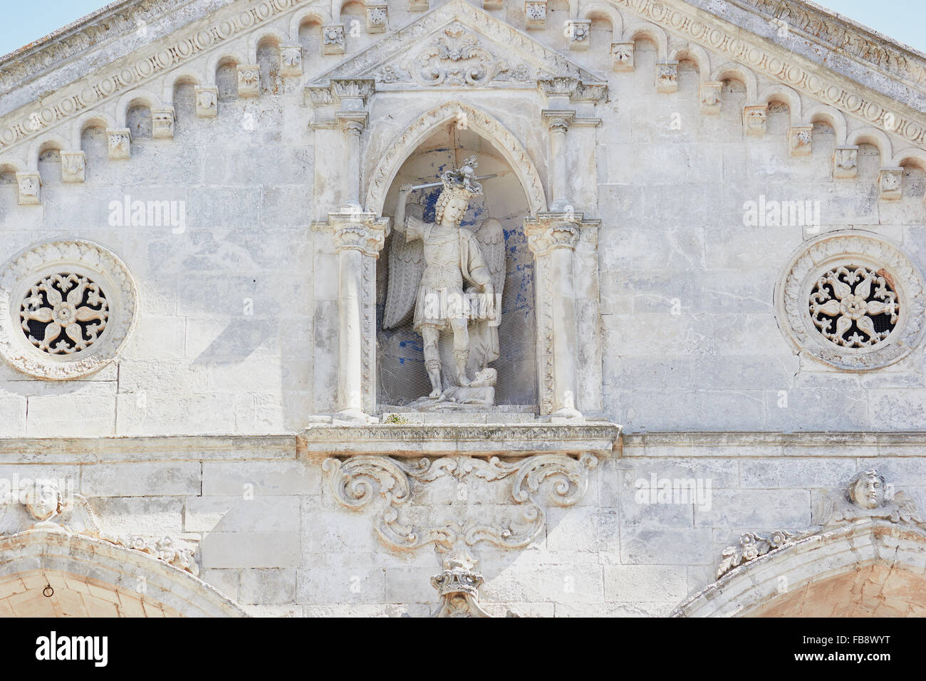 Statua di San Michele sulla facciata di Santaurio di San Michele Monte Sant' Angelo Foggia Puglia Puglia Italia Europa Foto Stock