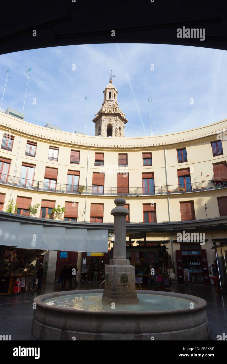 Valencia, Spagna. La Plaza Redonda o Piazza della Rotonda, Calle San Vicente Martir. La fontana al centro e la vista del tardo Ba Foto Stock