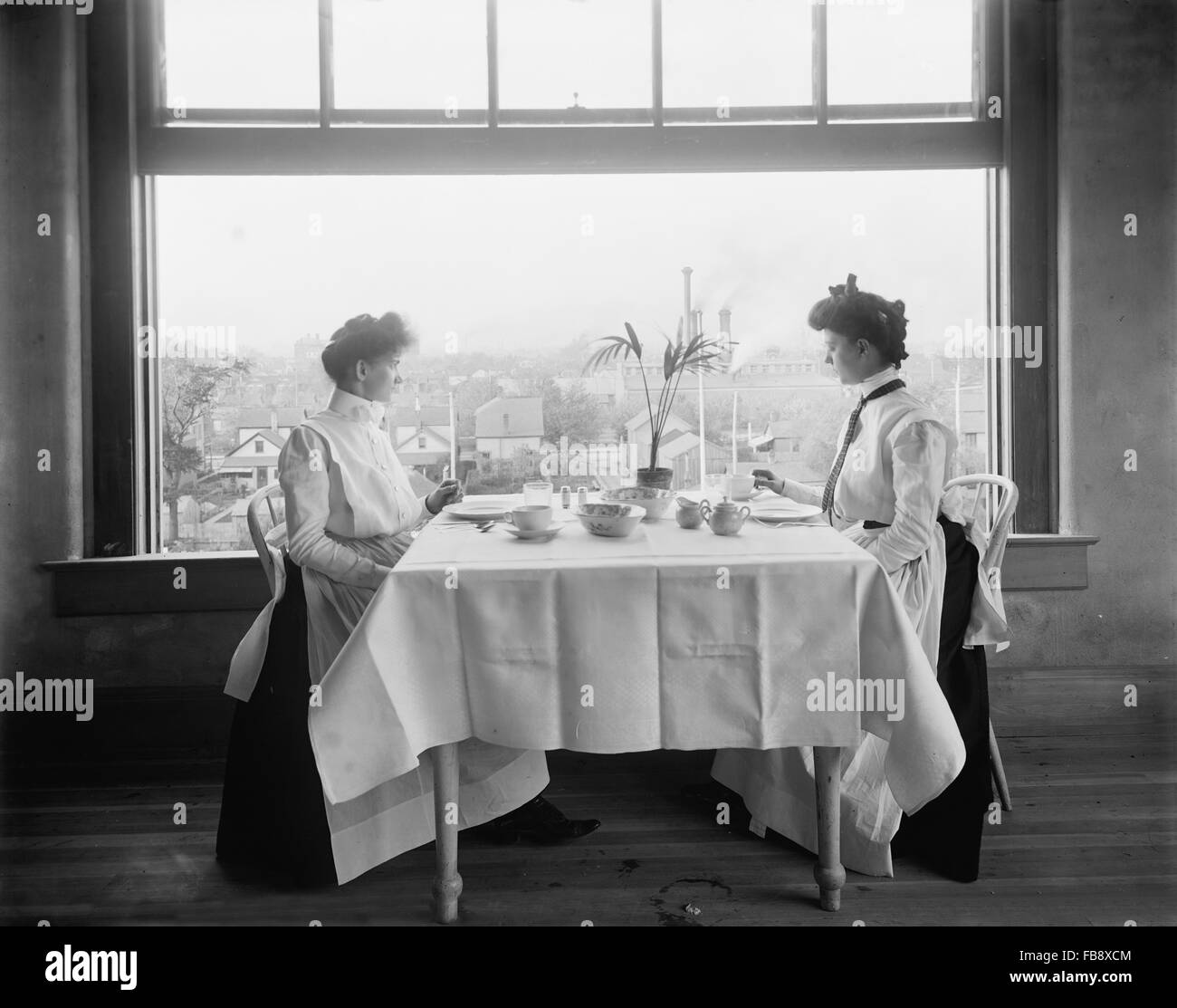 Due giovani donne a pranzo in Girl's Restaurant, National Cash Register Azienda, Dayton, Ohio, USA, 1902 Foto Stock