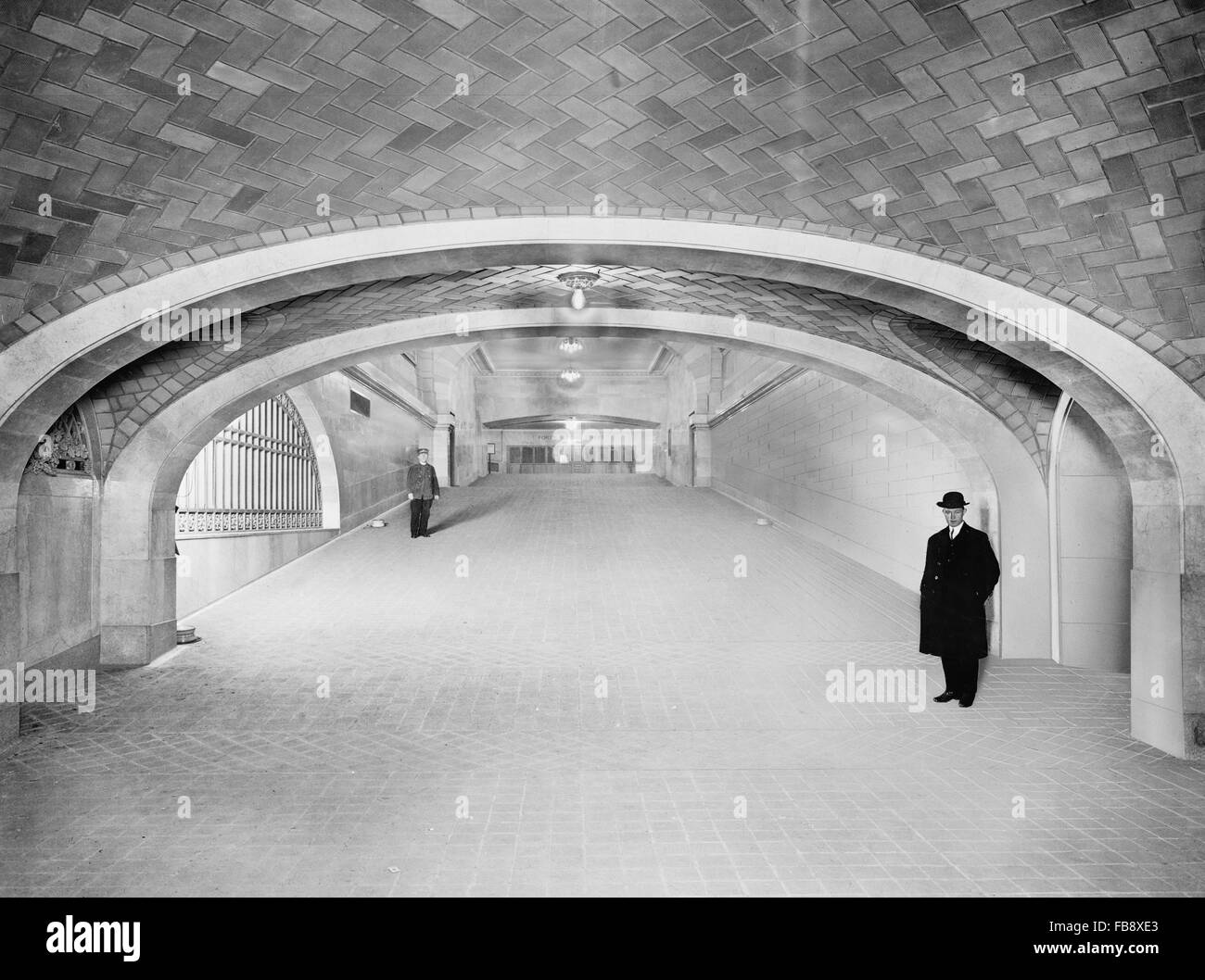 Inclinare alla Metropolitana ed esce, Grand Central Terminal, la città di New York, New York, USA, 1915 Foto Stock
