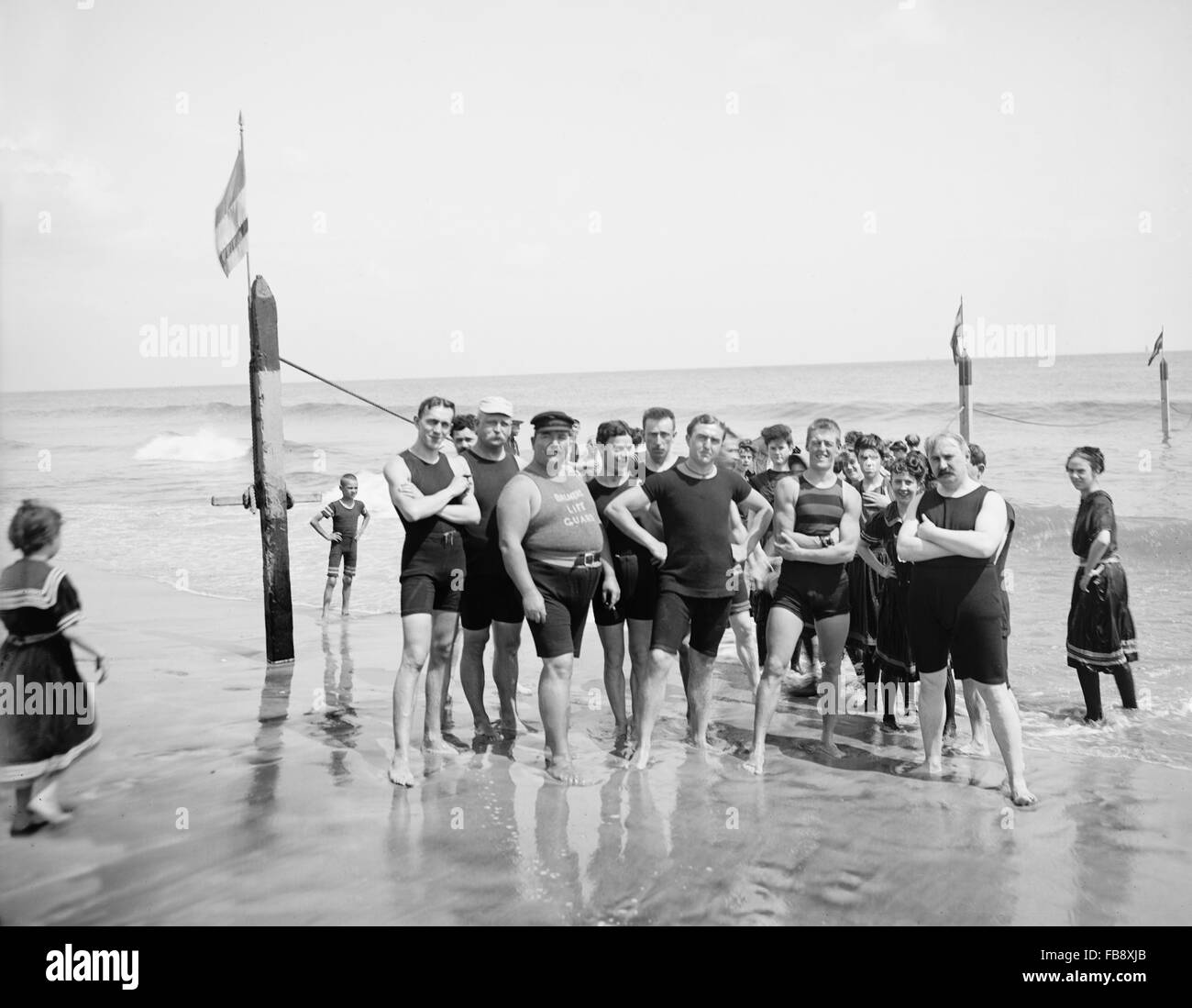 Ritratto di bagnini in spiaggia, Coney Island, New York, USA, 1900 Foto Stock