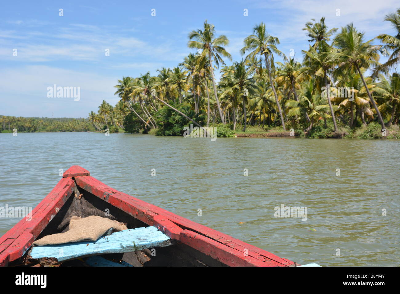 Il Kerala, India - 3 Novembre 2015 - Rosso in barca nelle backwaters indiano Foto Stock