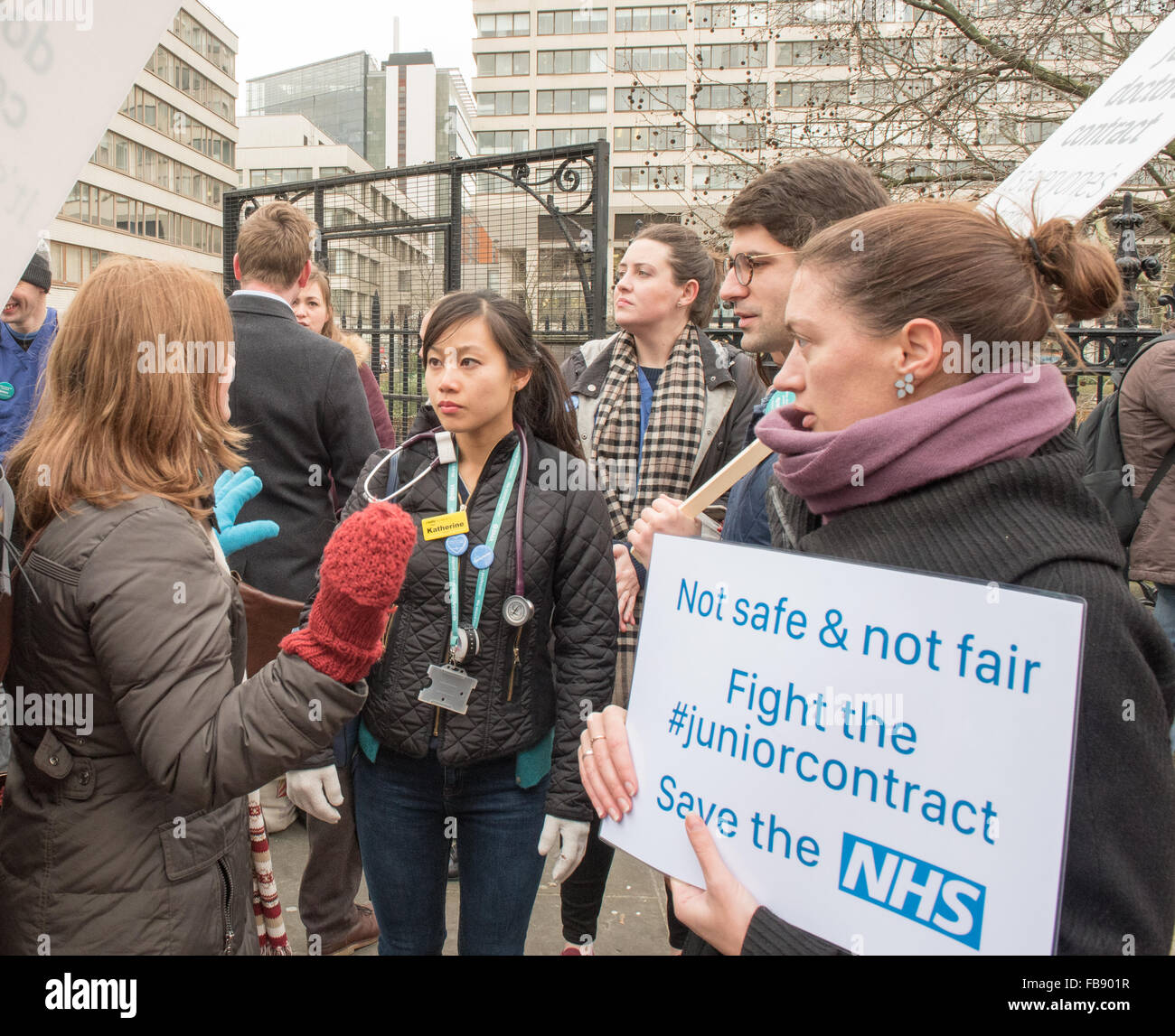 San Tommaso' Hospital di Londra, Regno Unito. Il 12 gennaio, 2016. I medici in formazione picket St Thomas' ospedale sotto lo sguardo del Big Ben Credito: Ian Davidson/Alamy Live News Foto Stock