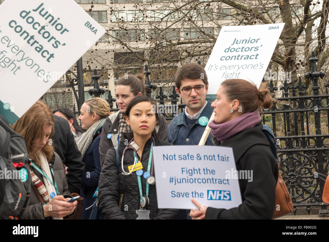 San Tommaso' Hospital di Londra, Regno Unito. Il 12 gennaio, 2016. I medici in formazione picket St Thomas' ospedale sotto lo sguardo del Big Ben Credito: Ian Davidson/Alamy Live News Foto Stock