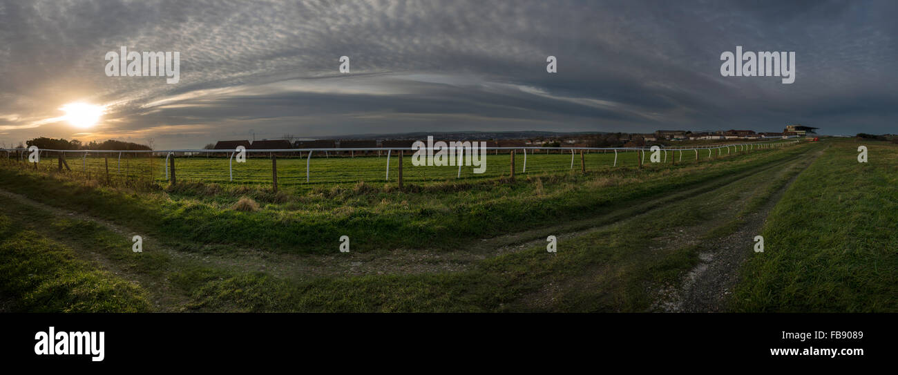 Il run-off via a Brighton Race Course che copre parte del Neolitico Causewayed Enclosure in Whitehawk Hill Foto Stock