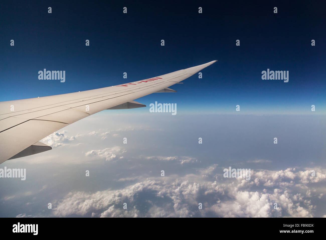 Ala di un aereo jet durante un volo da Londra Heathrow a Deli Foto Stock
