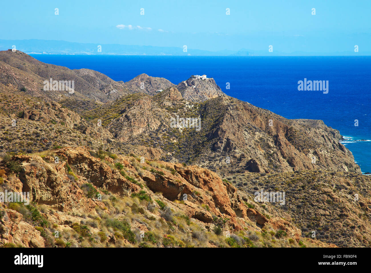 Il paesaggio costiero. Cabo de Gata Nijar Park, Andalusia più grande area protetta. Rocce vicino a Carboneras. Foto Stock