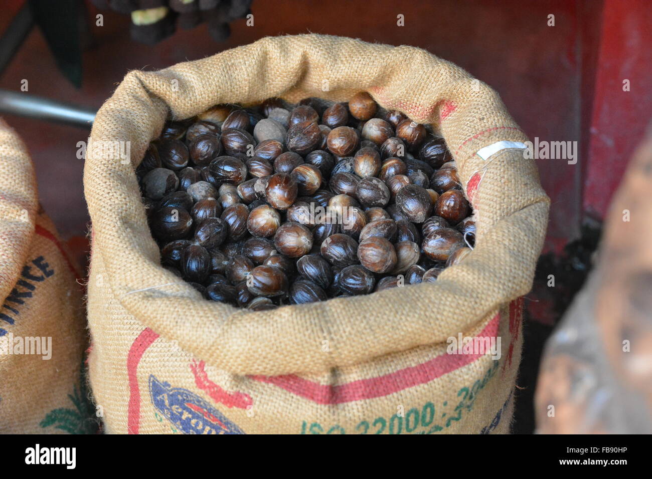 Kochi, India - 6 Novembre 2015 - Clienti la contrattazione e acquisto di spezie fresche in negozio indiano Foto Stock