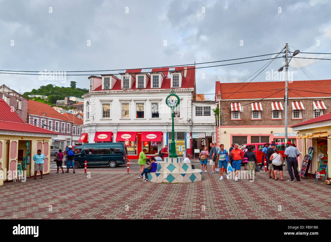 Scena di vita quotidiana nella capitale di Grenada, con persone che camminano sui marciapiedi e traffico nelle strade. Foto Stock