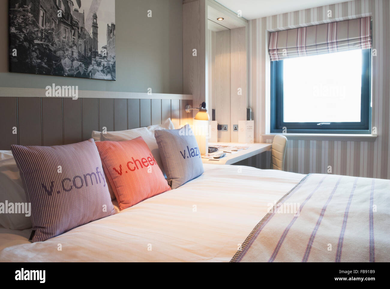 Accogliente camera da letto in un moderno hotel, Aberdeen Scotland. Foto Stock