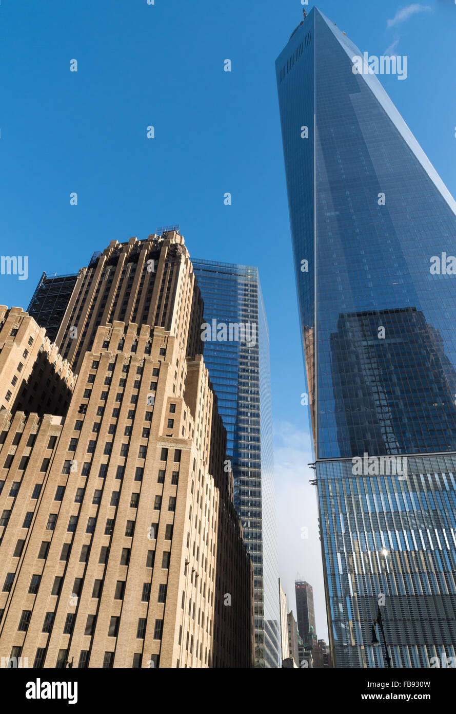 Il Verizon (Barclay Vesey) lBuilding, una pietra miliare dell'art deco, accanto a una World Trade Center nel centro di Manhattan Foto Stock