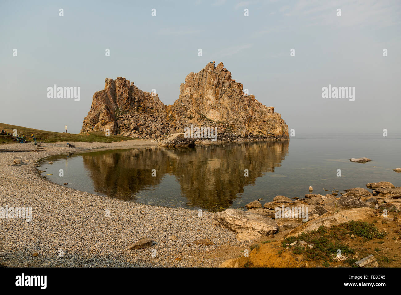 Spiaggia sul lago Baikal accanto a sciamano del rock. Foto Stock