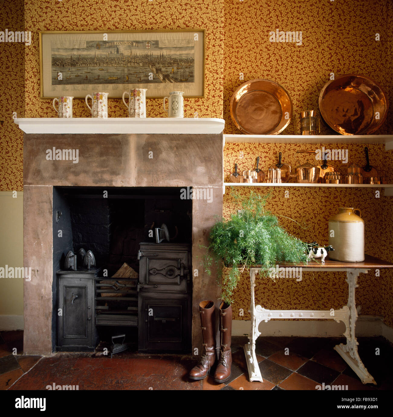Houseplant finale su una vecchia tabella di cucitura accanto al camino in uno degli anni novanta sala da pranzo con carta da parati Foto Stock
