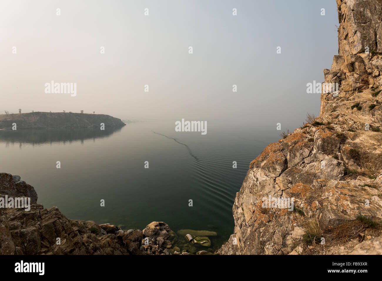 Vista del lago Baikal da sciamano del Rock Foto Stock