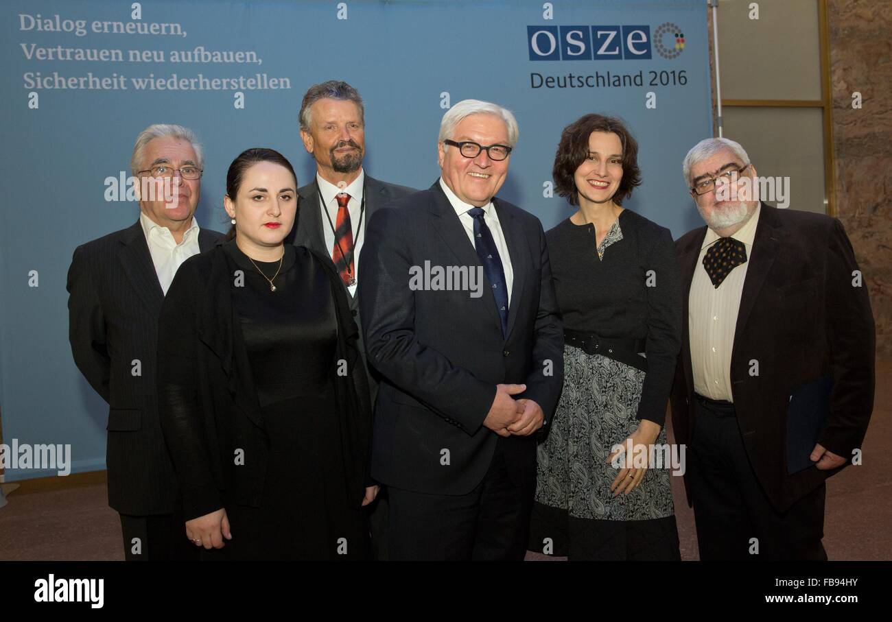 Berlino, Germania. Il 12 gennaio, 2016. Il Ministro degli esteri tedesco Frank-Walter Steinmeier (4.F.L. - Docup) e presentatore Richard Swartz (l-r), autore di Nino Haratischwili, Gernot Erler (Russland-Beauftragter lit. In Russia il commissario del governo tedesco) e gli autori Katja Petrowskaja e Andrei Plesu, pongono all'evento di apertura per contrassegnare la Germania assume la presidenza dell'Organizzazione per la sicurezza e la cooperazione in Europa (OSCE), presso il ministero degli affari esteri a Berlino, Germania, 12 gennaio 2016. Foto: JOERG CARSTENSEN/DPA/Alamy Live News Foto Stock