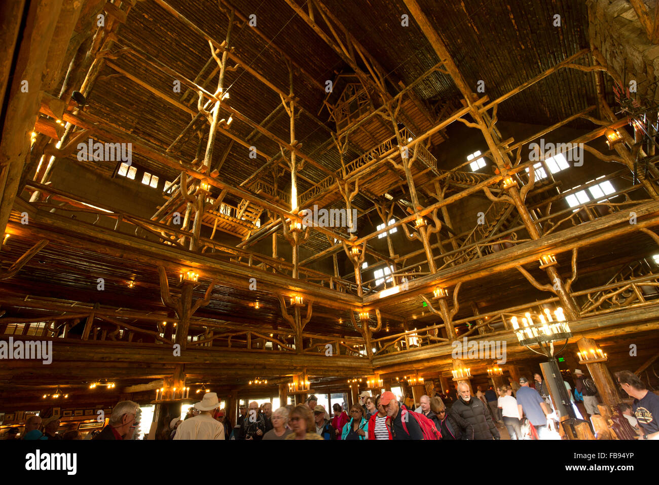 Vasto interno sovrastruttura registro storico di Yellowstone Lodge, dai turisti sul primo livello di puntoni al sesto livello. Foto Stock