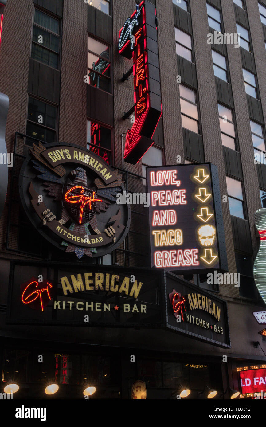 Tabelloni elettronici accende 44th Street, Times Square di notte, NYC Foto Stock