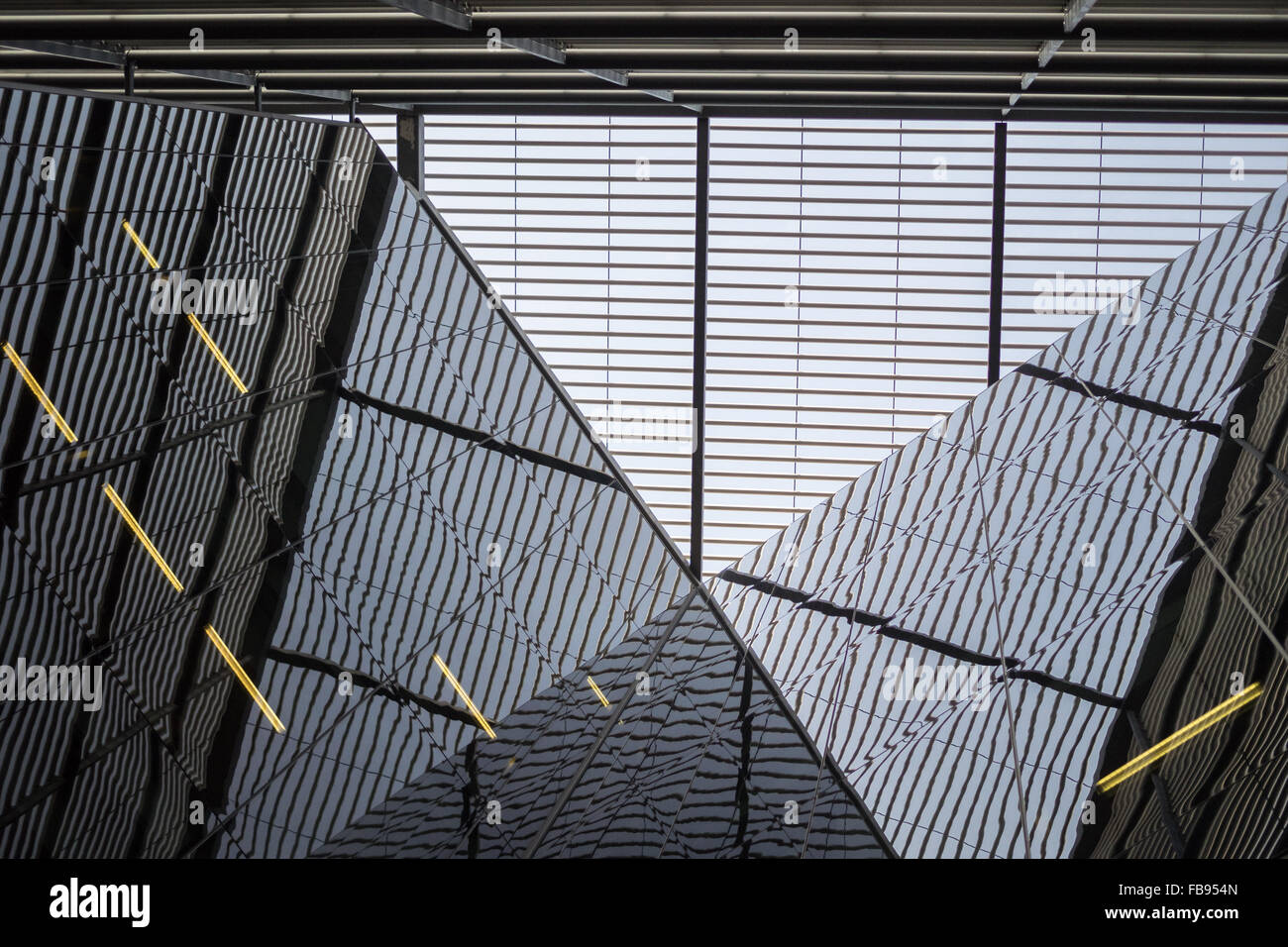 Una vista dalla strada fino al cielo di una architettura di vetro facciata pannello dettaglio nella Southbank London REGNO UNITO Foto Stock