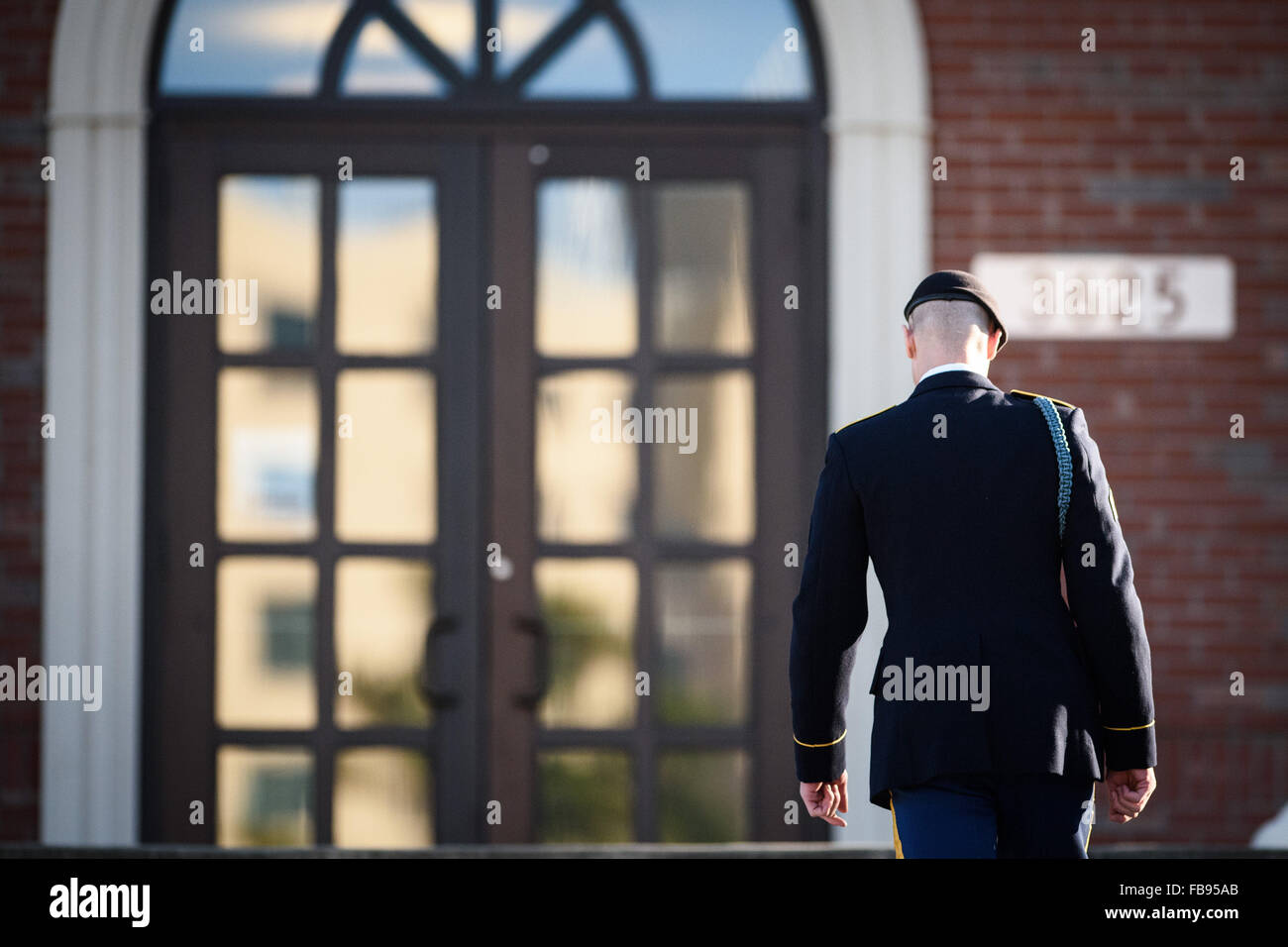Fort Bragg, NC, USA. 12th Jan, 2016. Sgt. Bowe Bergdahl arrives for a pretrial hearing at the Fort Bragg courthouse on Tuesday, Jan. 12, 2016 on Fort Bragg, N.C. Bergdahl, who walked off a base in Afghanistan in 2009 and was held by the Taliban for five years, faces charges of desertion and misbehavior before the enemy. Credit:  Andrew Craft/ZUMA Wire/Alamy Live News Foto Stock
