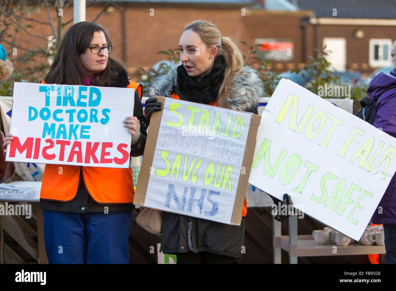 I medici in formazione al di fuori di protesta Trafford General Hospital , Manchester oggi (martedì 12/1/16). Foto Stock