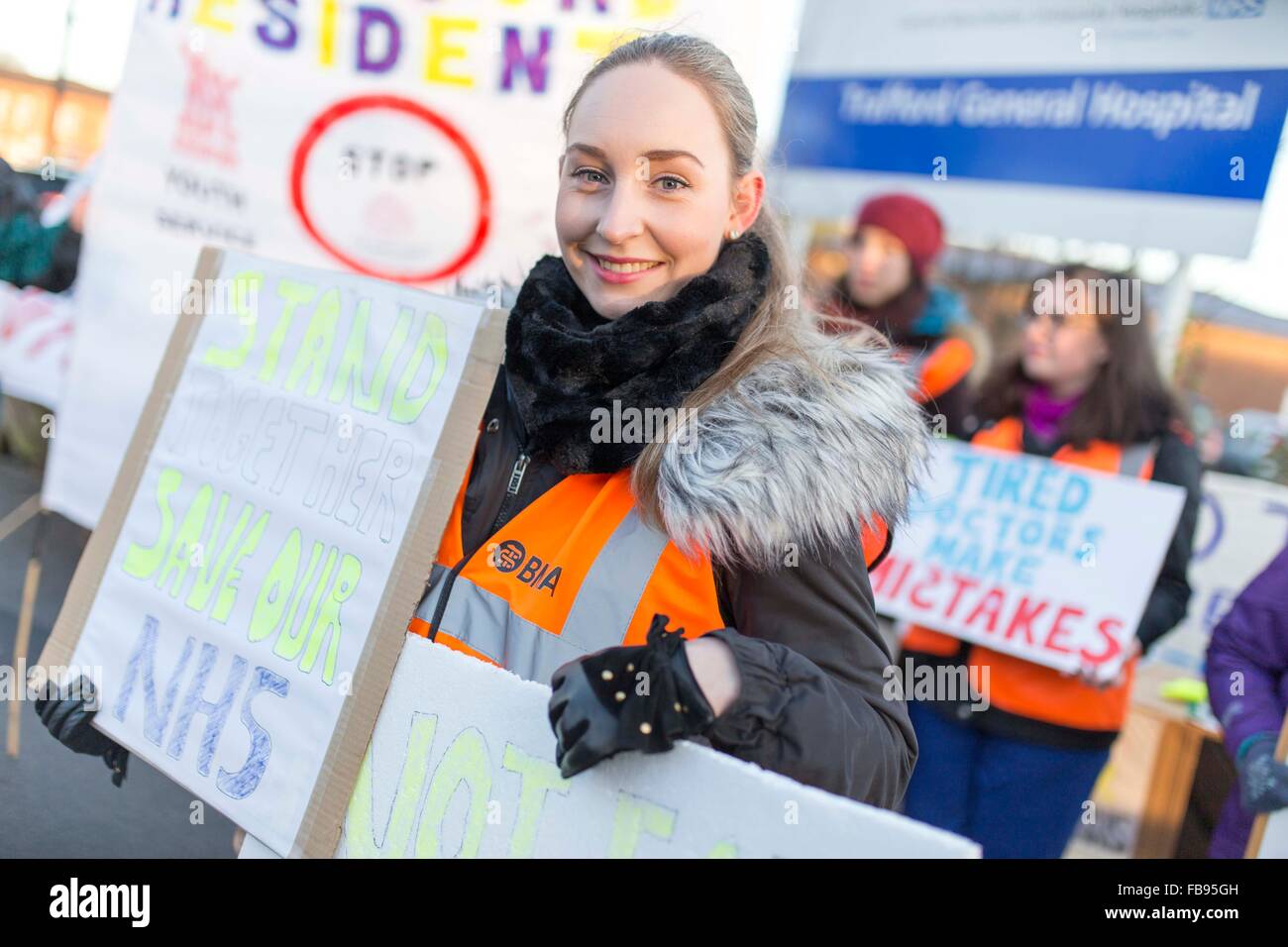 I medici in formazione al di fuori di protesta Trafford General Hospital , Manchester oggi (martedì 12/1/16). Foto Stock