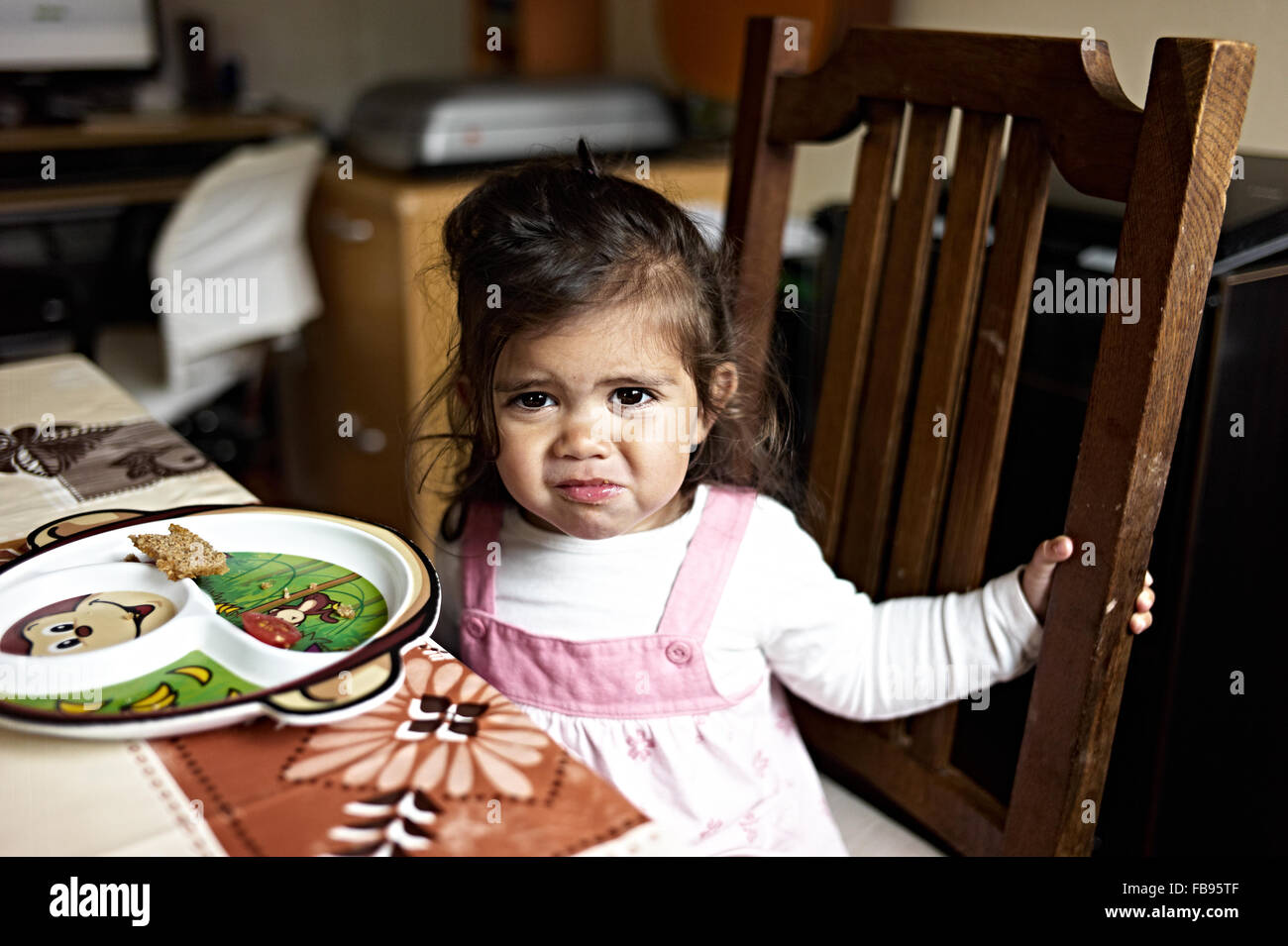 I giovani hanno gareggiato mista ragazza si siede a tavola e si mangia il suo pranzo Foto Stock