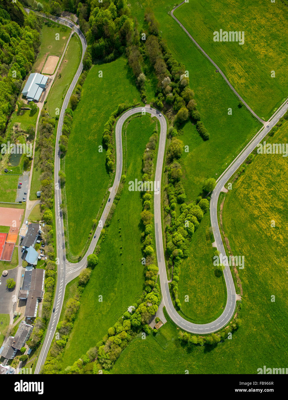 Vista aerea, tornanti, pista ciclabile, stretta curva, strada a serpentina, curva stretta, Hermann-Josef-Straße in Kall in Eifel Foto Stock